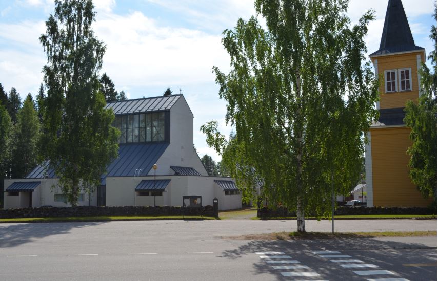 Rautavaaran kirkko ja vanha tapuli kesällä